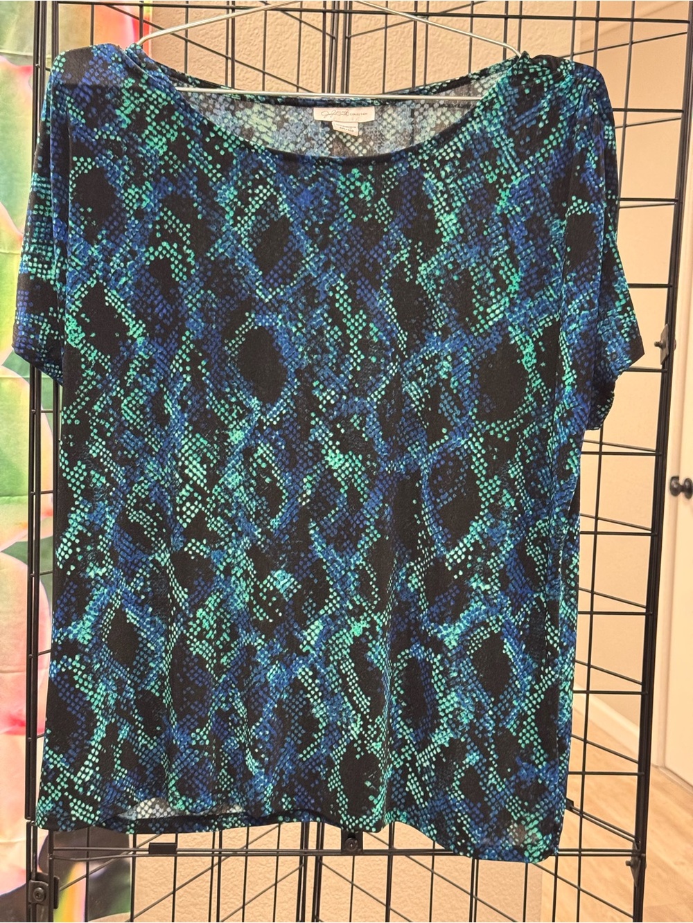Jaclyn Smith Blue and Green SnakePrint Short Sleeve Top pit 23, L 27